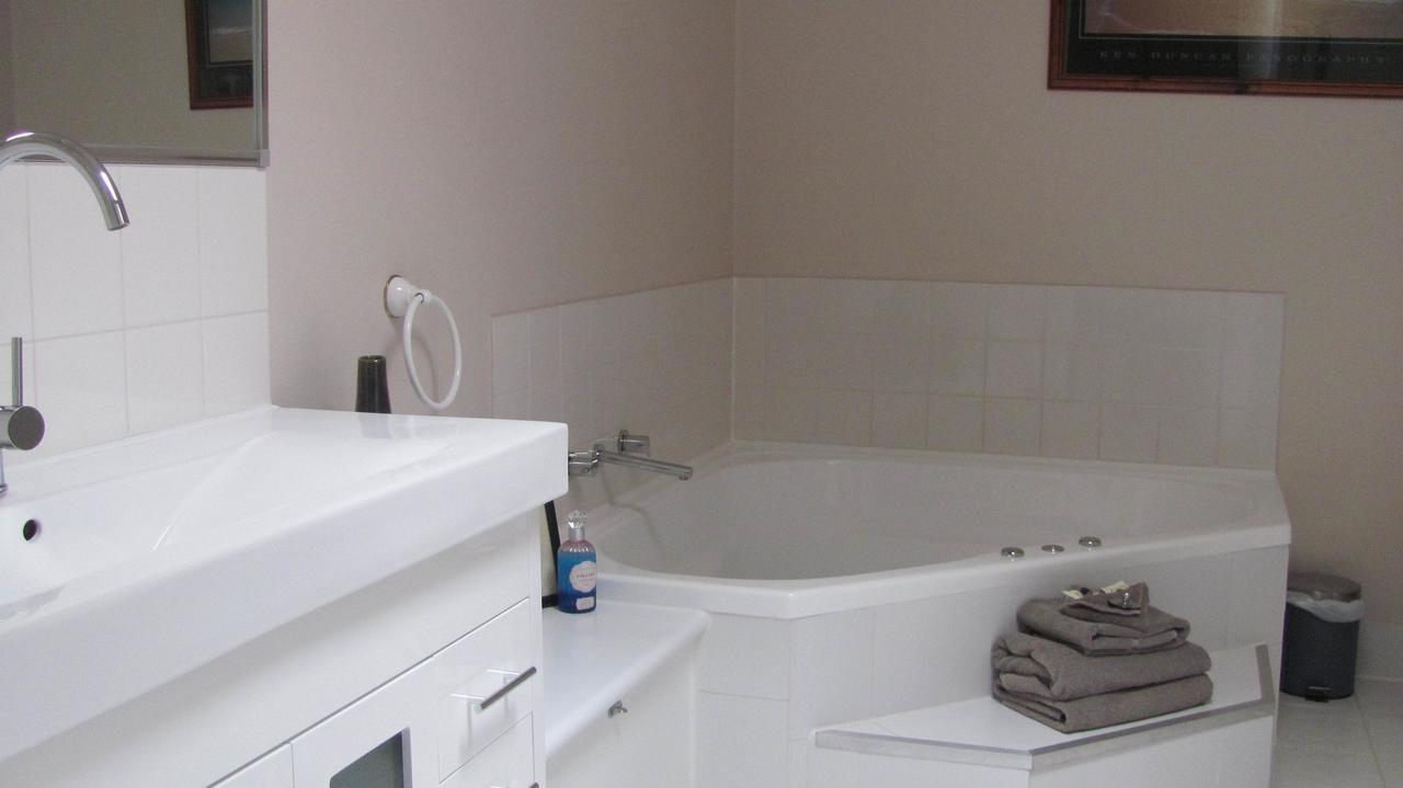 Bristol Hill Motor Inn แมรีโบโร ภายนอก รูปภาพ